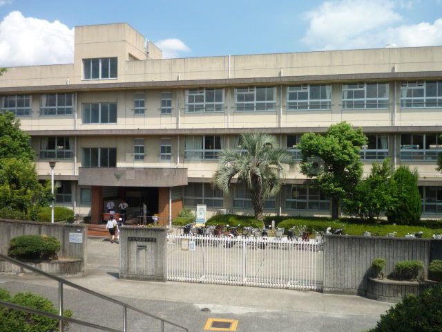 中学校　茨木市立西陵中学校（中学校）まで764m