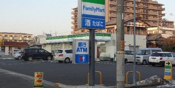 コンビニ　ファミリーマート三郷早稲田一丁（コンビニ）まで450m