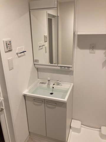 洗面設備　独立洗面台、小物を置くことができて便利です