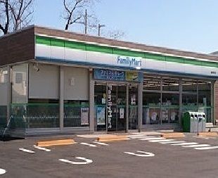 コンビニ　ファミリーマート（コンビニ）まで450m