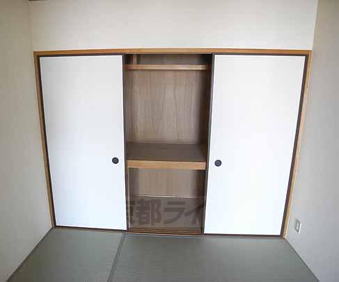 収納　奥行きたっぷりの押入れもございます