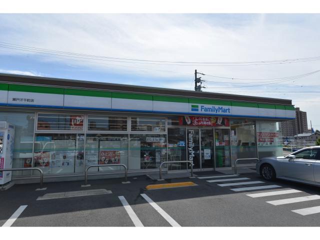 コンビニ　ファミリーマート瀬戸汗干町店（コンビニ）まで422m