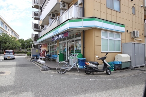 コンビニ　ファミリーマート猪名寺駅前店（コンビニ）まで334m