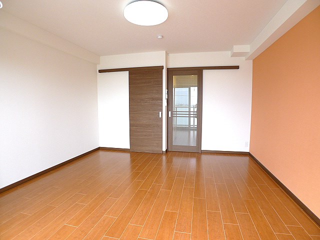 居室・リビング　白を基調としたお部屋です。