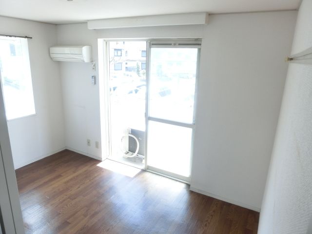 居室・リビング　角部屋２面採光で明るいお部屋です