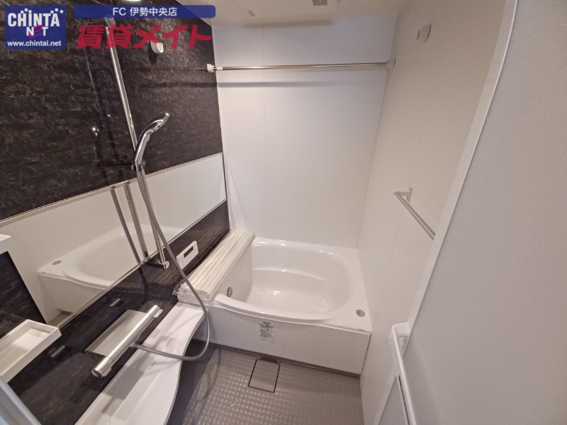 バス・シャワールーム　掲載写真は同一物件別部屋の写真です。