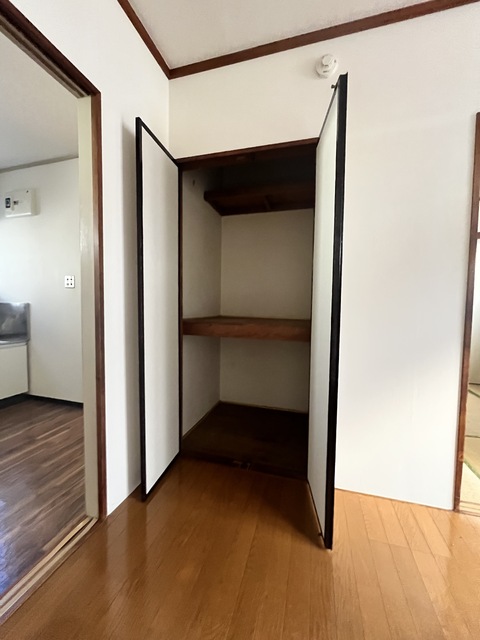 収納　上下段に仕切りあり★