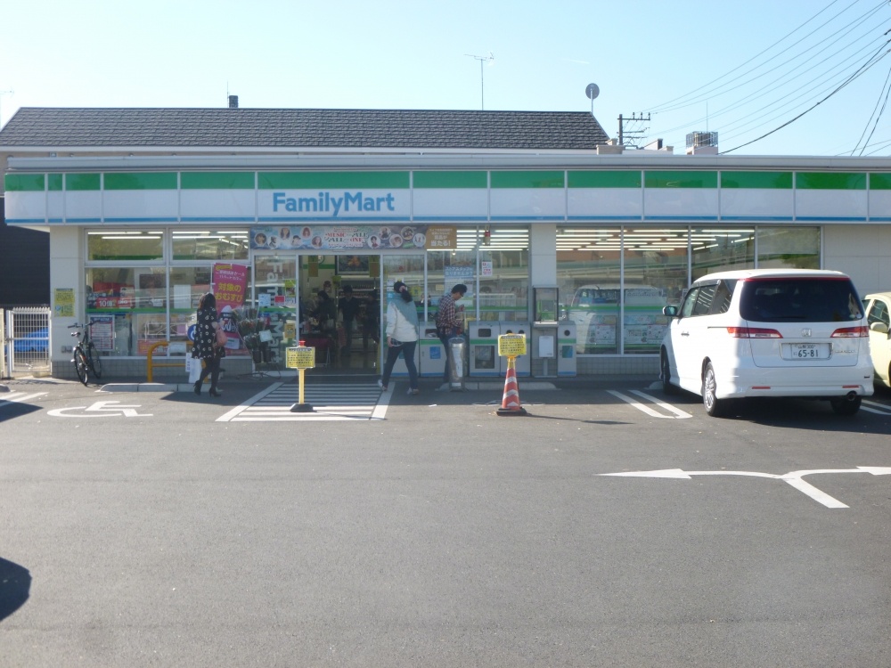 コンビニ　ファミリーマート（コンビニ）まで747m