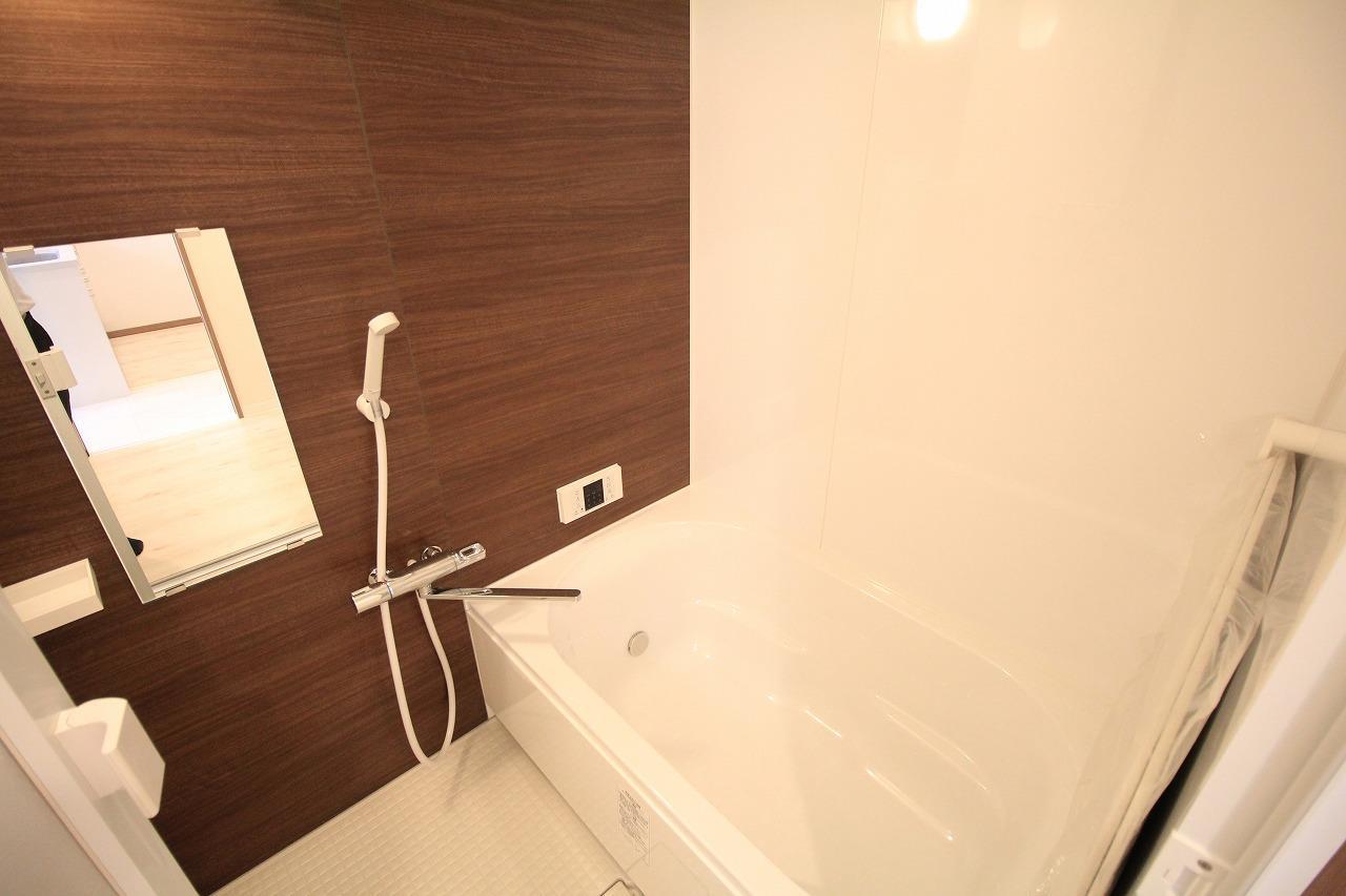 バス・シャワールーム　同間取り・別部屋の写真です。