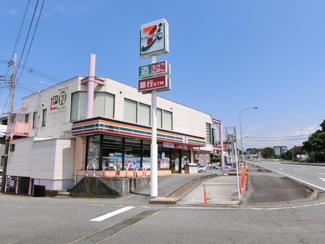 コンビニ　セブンイレブン（コンビニ）まで692m