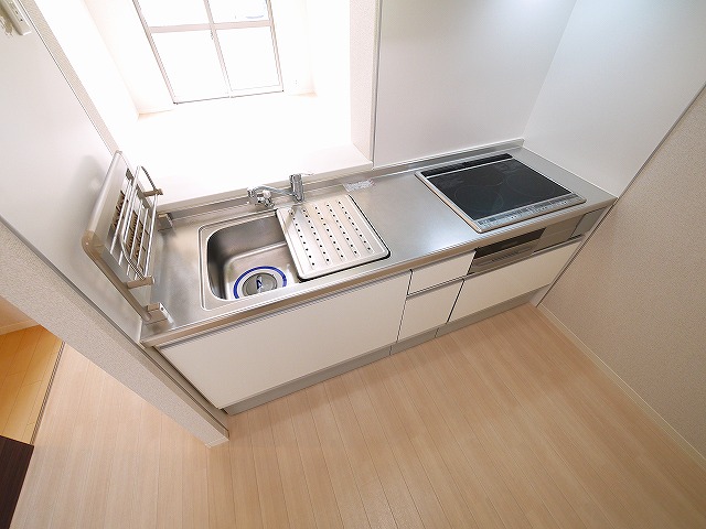 キッチン　３口コンロのシステムキッチンです