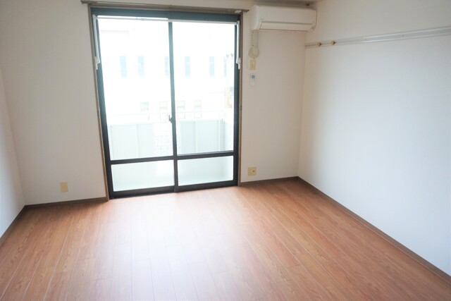 居室・リビング　南向きで明るい８帖洋室