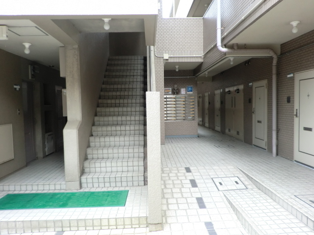 ロビー　ゆとりある吹き抜け。