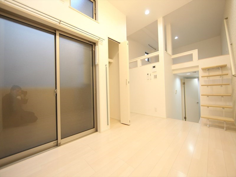 居室・リビング　洋室5.7帖　ロフト6.5帖（収納にも寝室にも使えます）