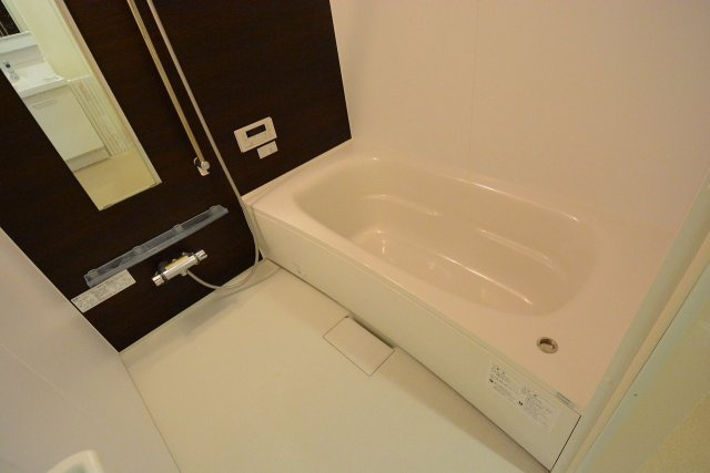 バス・シャワールーム　約1坪サイズのお風呂で足を伸ばして入浴できます☆