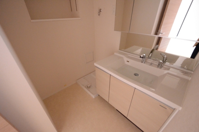 洗面設備　収納豊富で使い勝手の良い洗面台です♪