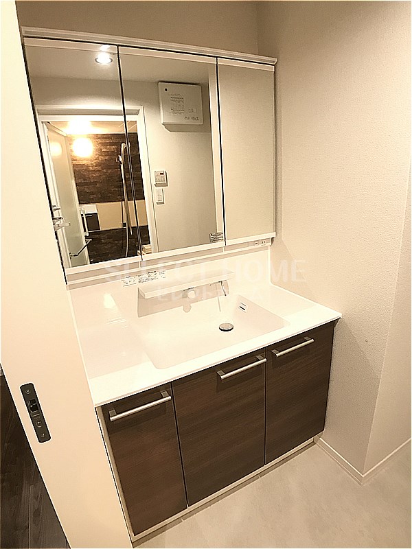 洗面設備　独立洗面化粧台が付いています