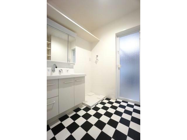 洗面設備　三面鏡洗面台