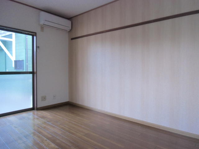 その他部屋・スペース　明るい木目調のアクセントクロス