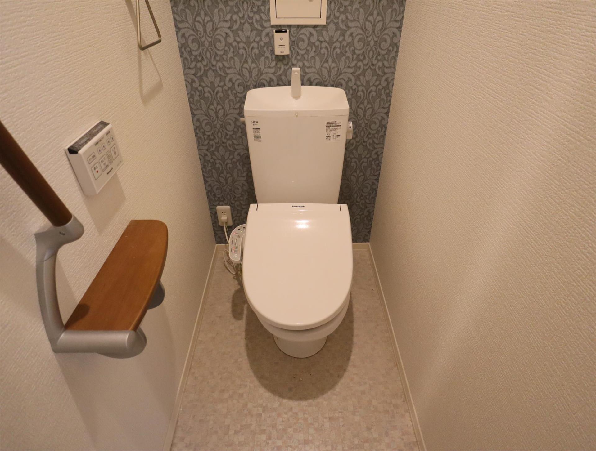 トイレ　温水洗浄暖房便座