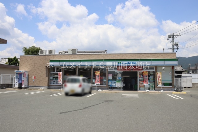 コンビニ　ファミリーマート新城西入船店（コンビニ）まで715m