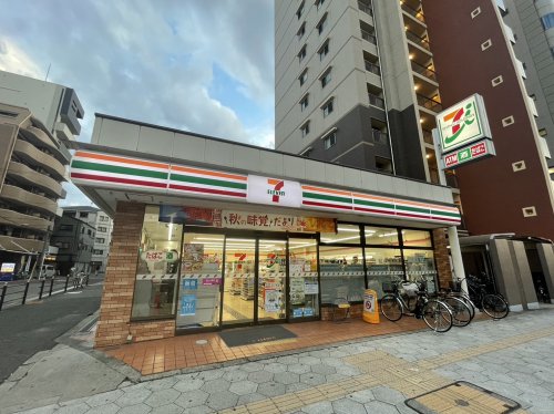 コンビニ　セブンイレブン 大阪北堀江3丁目店（コンビニ）まで130m