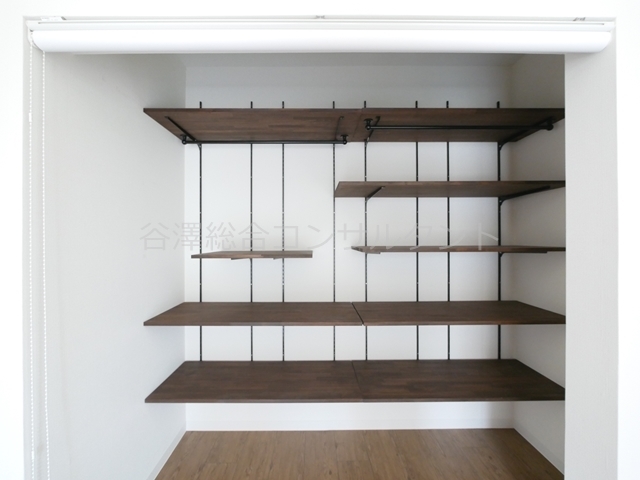 収納　オープンクローゼット、ロールスクリーン付