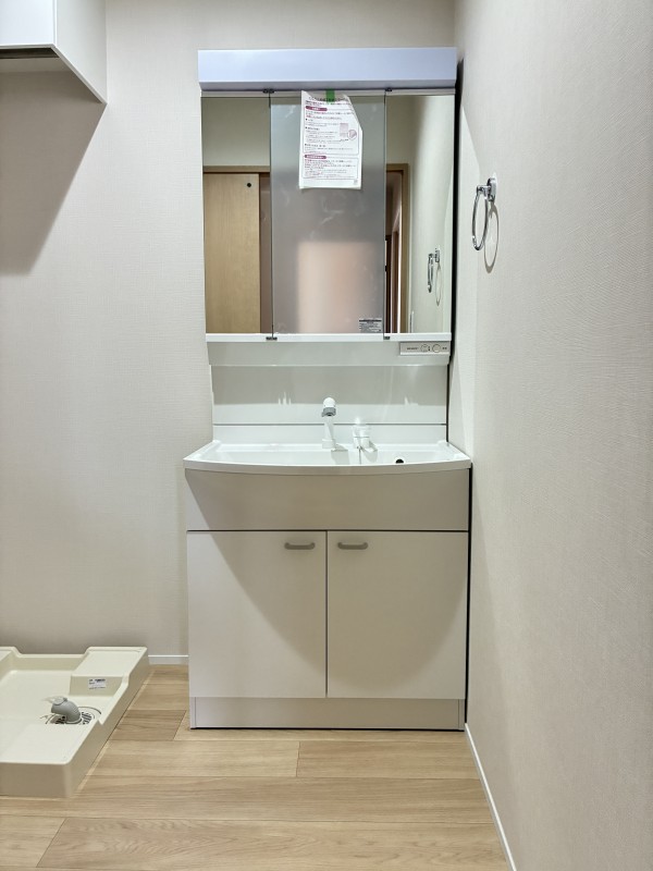 洗面設備　明るい洗面所です