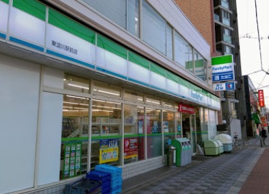 コンビニ　ファミリーマート東淀川駅前店（コンビニ）まで55m