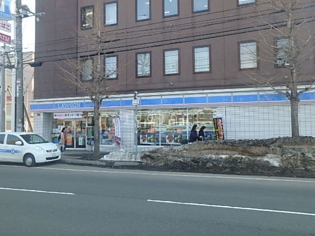 コンビニ　ローソン札幌二十四軒4条店（コンビニ）まで287m