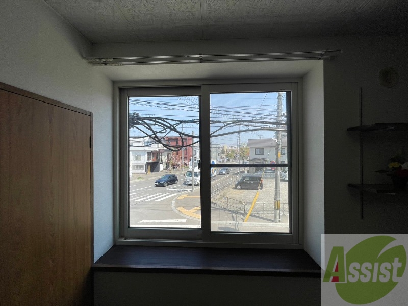 バルコニー　窓からの日光は気持ちを明るくしてくれますよ。