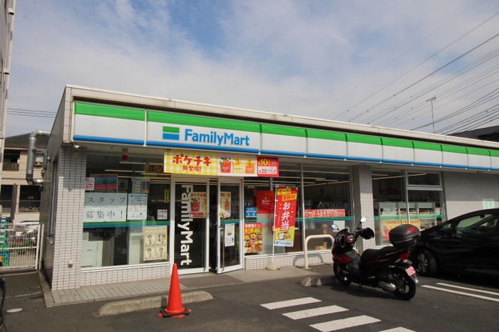 コンビニ　ファミリーマート（コンビニ）まで1400m