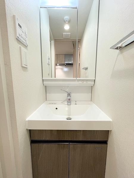 洗面設備　洗髪洗面化粧台（シャワー付き洗面）