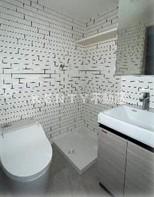 洗面設備　明るい洗面所です