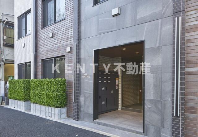 エントランス　落ち着いたエントランスです