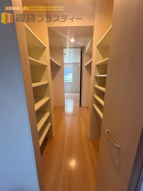 収納　ウォークスルークローゼット。