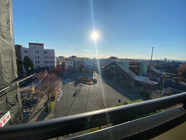 眺望　朝日の差し込むバルコニー