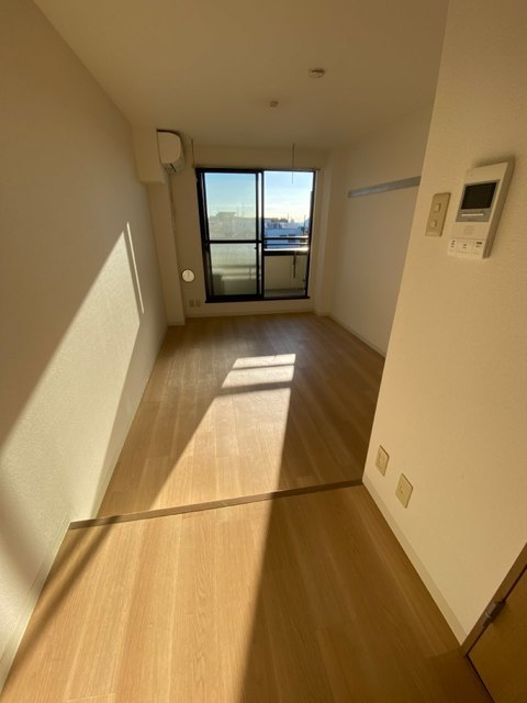 居室・リビング　南東向き日当たり良好　明るい室内