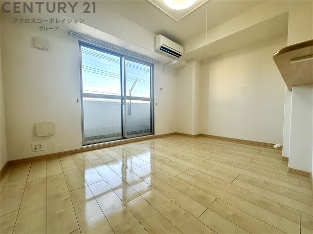 居室・リビング　エアコン付きの11帖のリビングです♪