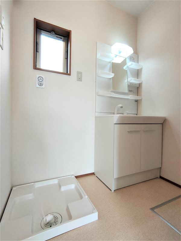 洗面設備　独立洗面化粧台と洗濯用防水パンがございます。