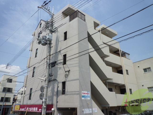 建物外観　シャープなデザインが印象的な洗練の住まい