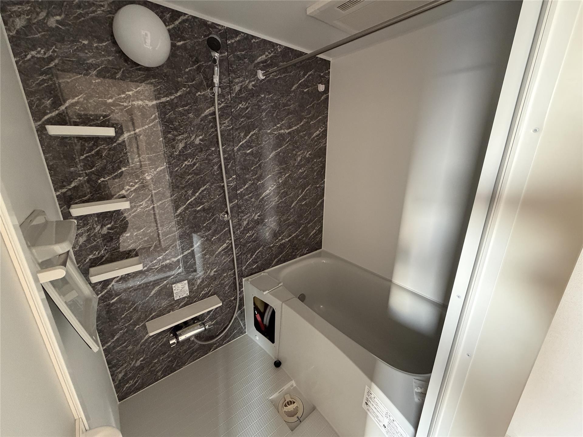 バス・シャワールーム　※写真は反転タイプです。