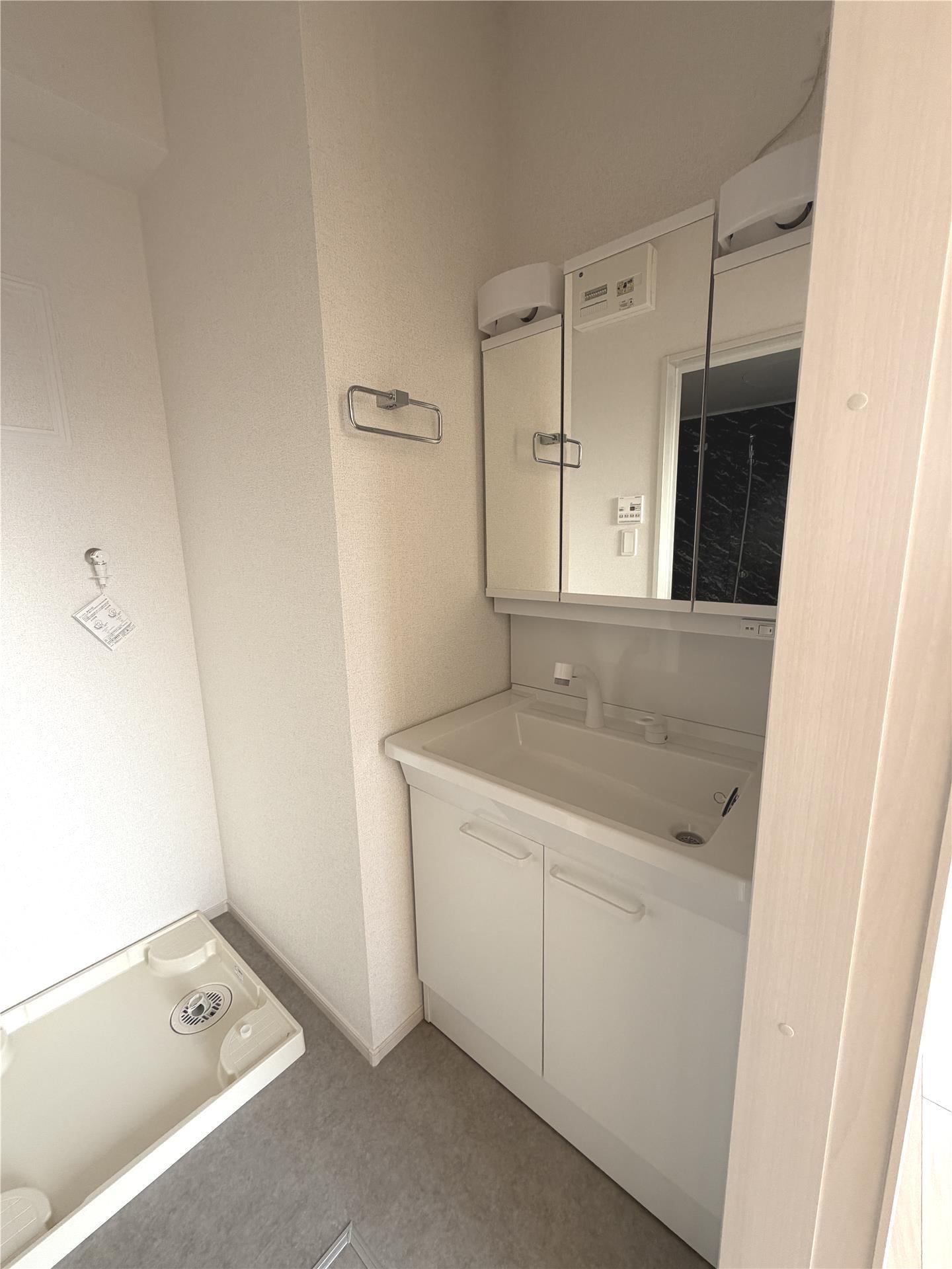 洗面設備　※写真は反転タイプです。