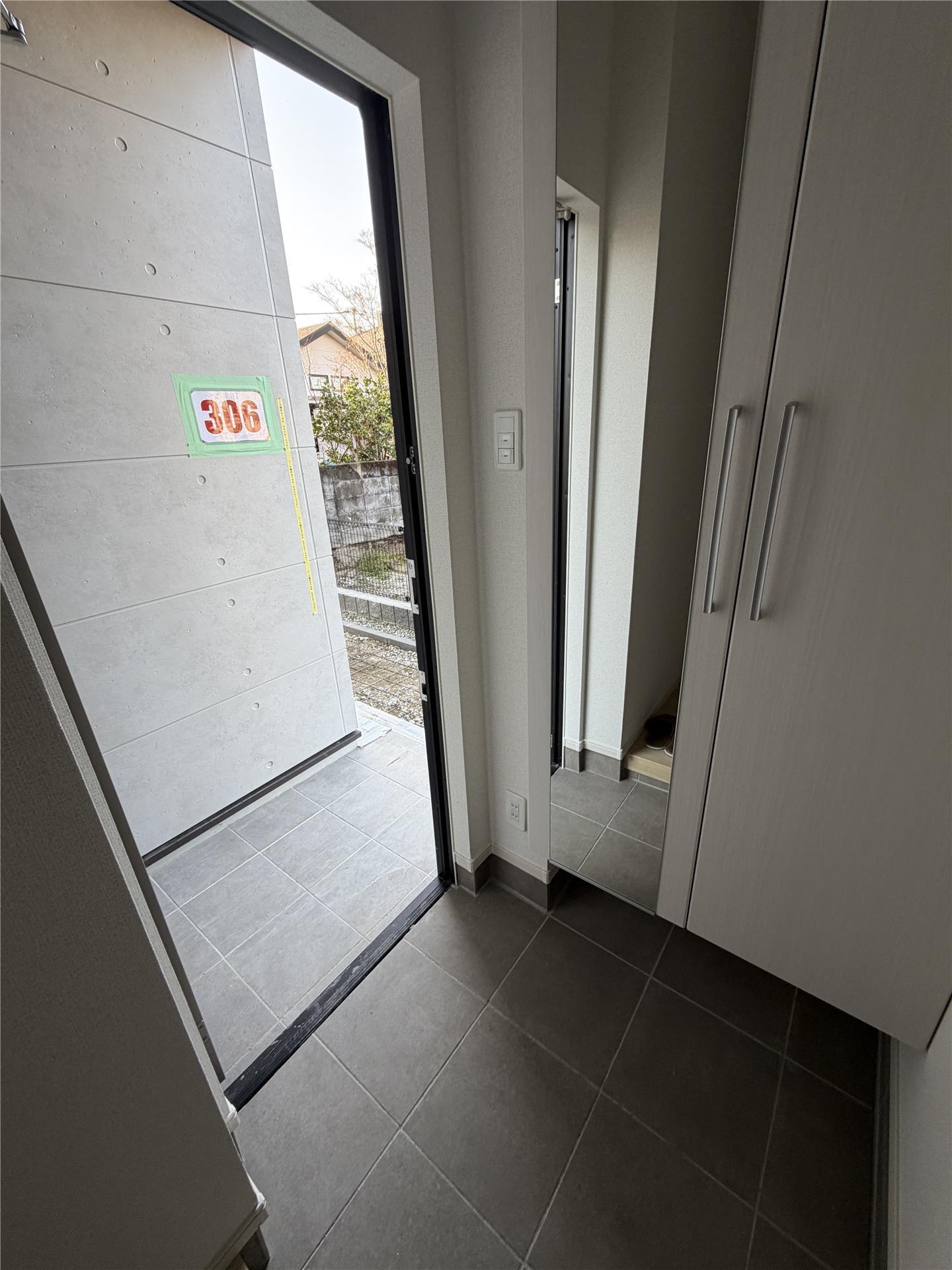 玄関　※写真は反転タイプです。