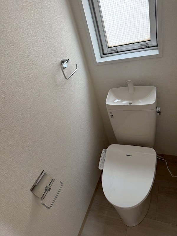 トイレ　人気の温水洗浄便座付き！バス・トイレ別で毎日を清潔に、快適に