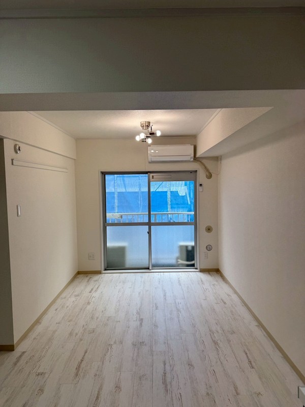 居室・リビング　リビング10帖×洋室。寝食を分けて生活できる機能的な1LDK