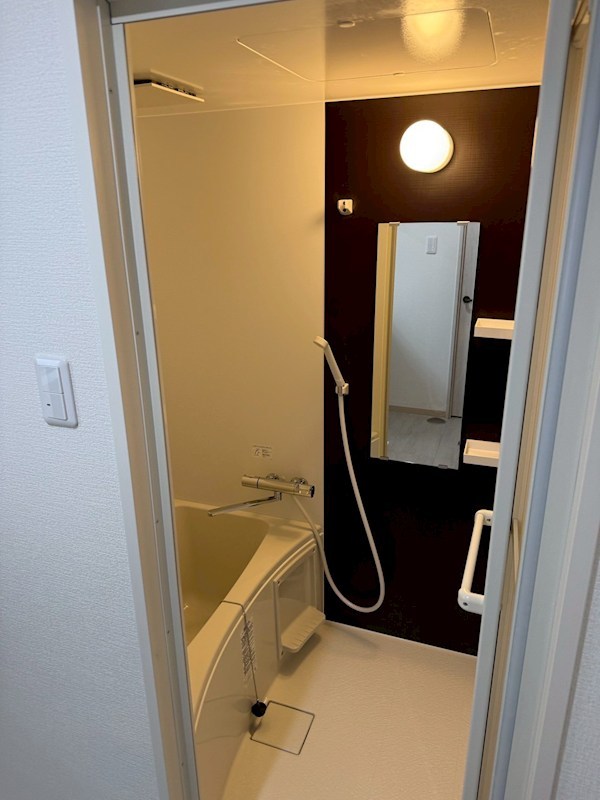 バス・シャワールーム　お手入れしやすい浴室設計。バス・トイレ別で衛生的な水回り空間