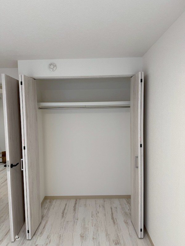 収納　洋室にクローゼットあり。家具配置がしやすい、機能的なお部屋。
