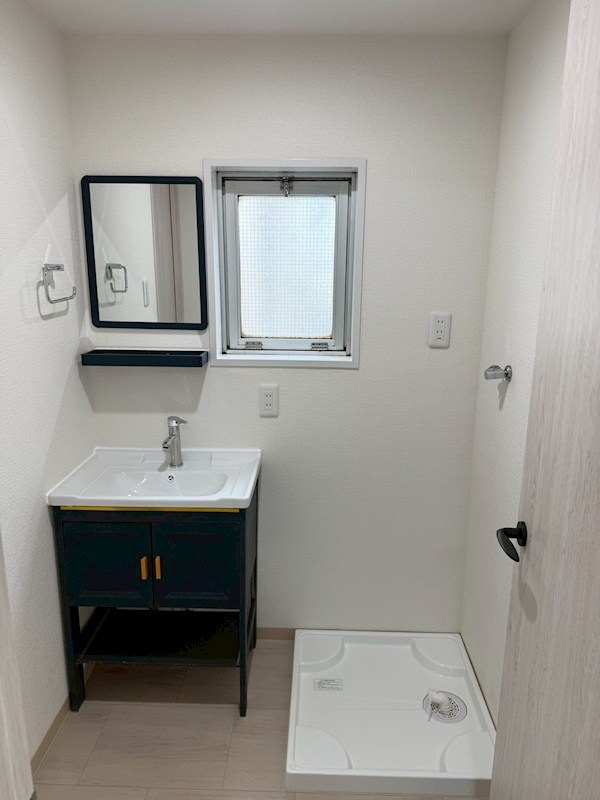 洗面設備　独立洗面台完備。忙しい朝の身支度もスムーズに行える間取りです