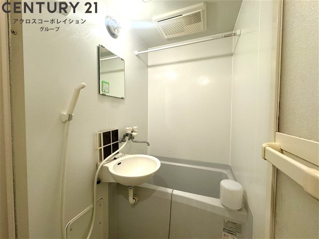 バス・シャワールーム　洗面台もあり使いやすい！